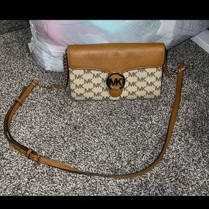 Michael kors wallet crossbody